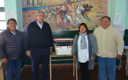 El vicegobernador visitó a los alumnos y docentes de la Escuela Primaria Nº 31 de Huacalera