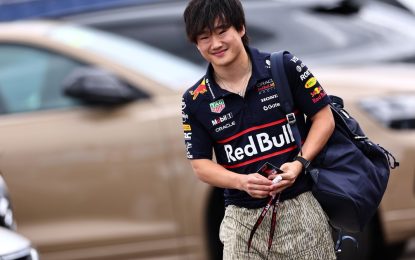 Fórmula 1: Yuki Tsunoda sufrió un insólito accidente doméstico y Red Bull se burló en redes del compañero de Max Verstappen