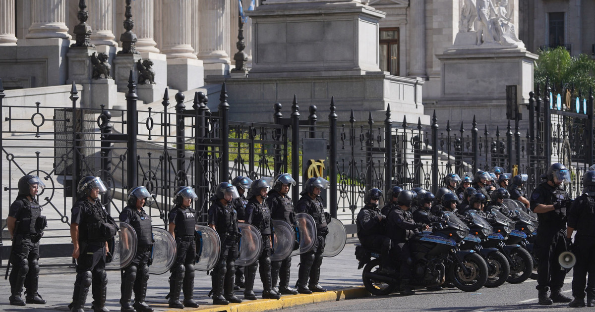la-insolita-pelea-por-los-banos-del-senado:-los-k-le-piden-a-villarruel-que-impida-el-ingreso-de-policias-y-bullrich-salio-a-cruzarlos