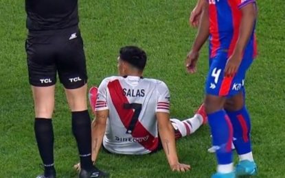 Preocupación en River: Maxi Salas salió con una molestia en la rodilla