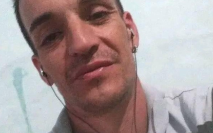 Ataron un cable de fibra óptica cruzando la calle, un motociclista lo enganchó con su cuello y murió