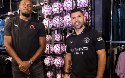 El Kun Agüero y Usain Bolt, la explosiva dupla que arrancó aplausos y risas en la presentación de la nueva pelota de la Premier League