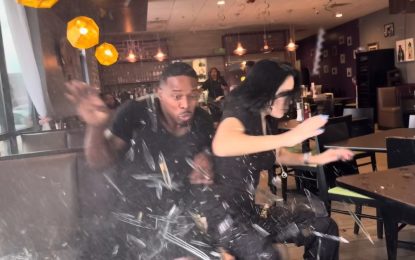 Una pareja de influencers probaba la comida de un restaurante y un auto los chocó mientras filmaban el video