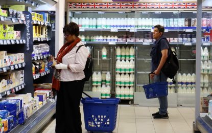 La carne, el café y el chocolate se convierten en lujos en Gran Bretaña mientras la inflación avanza sin freno