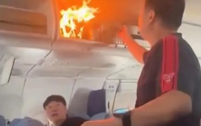 Susto entre los pasajeros de un avión de Air China por una batería portátil que se incendió en un portaequipajes