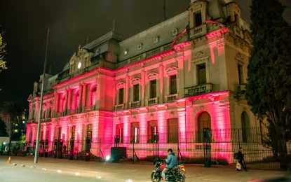 Casa de Gobierno se ilumina de rosa para concientizar sobre el cáncer de mama