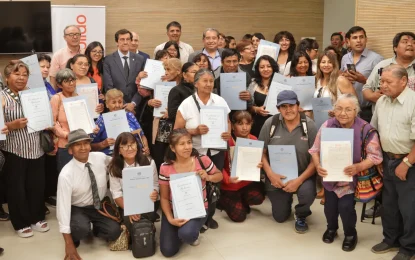 Ordenamiento Territorial entregó 55 escrituras a familias de capital y el interior