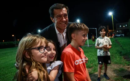 Sadir inauguró un sistema de iluminación led en espacios verdes de Higuerillas