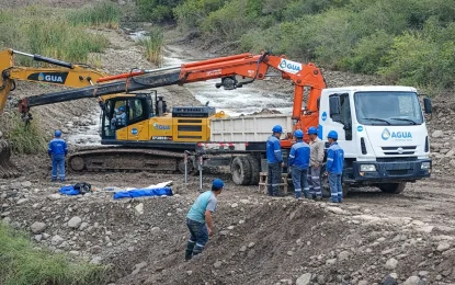 Agua Potable de Jujuy repara un acueducto en Río Blanco y asiste con camiones a los barrios afectados
