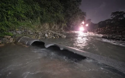 Agua Potable de Jujuy trabaja en la reparación del acueducto a la altura del puente Paraguay