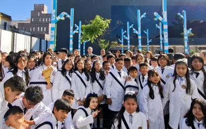 94 estudiantes jujeños prometieron a la Bandera Nacional de la Libertad Civil en el Cabildo histórico