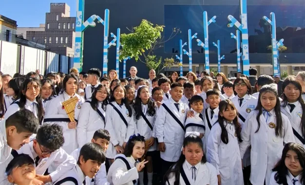 94 estudiantes jujeños prometieron a la Bandera Nacional de la Libertad Civil en el Cabildo histórico
