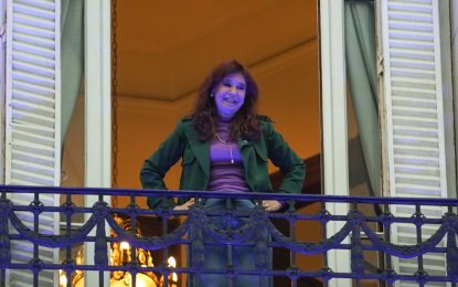La justicia oficializó el embargo del departamento en el que está presa Cristina Kirchner